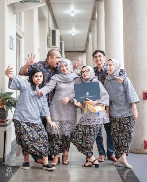 Model Baju Batik Keluarga Untuk Acara Wisuda