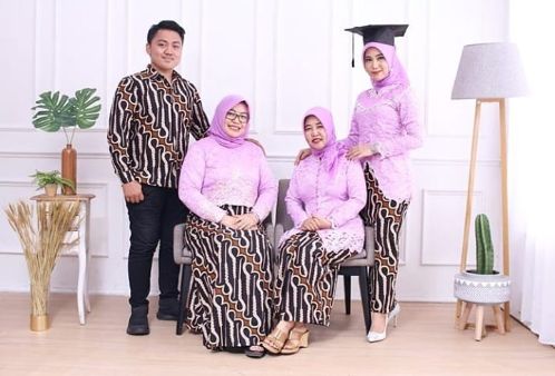 Model Baju Batik Keluarga Untuk Acara Wisuda